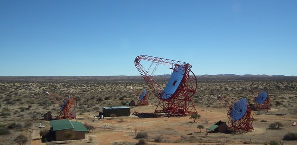 Teleskopy obserwatorium H.E.S.S. w Namibii. W centrum zbudowany z udziałem Polski 28-metrowy teleskop, którym dokonano obecnego odkrycia poświaty gamma błysku GRB180720B
